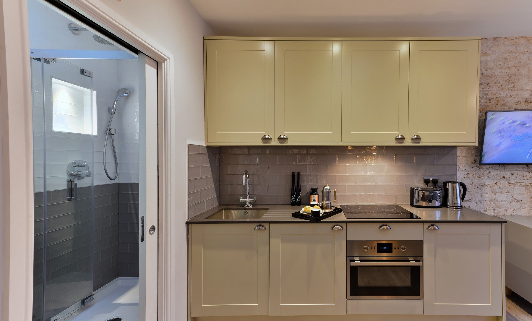 Flat Linden Gardens in Greater London