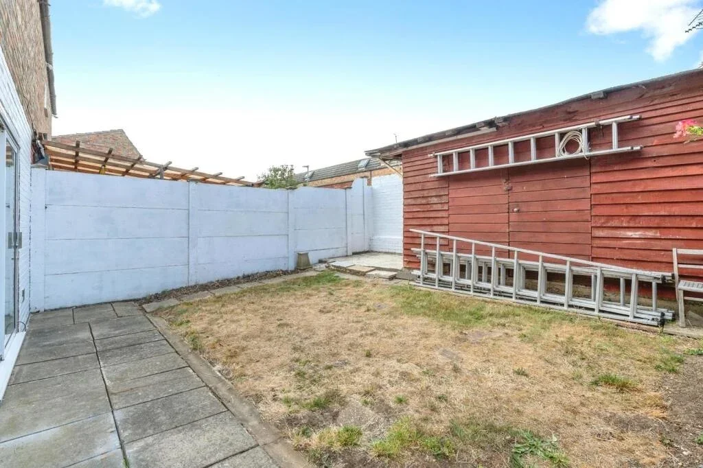 House Larkspur Way in Basildon