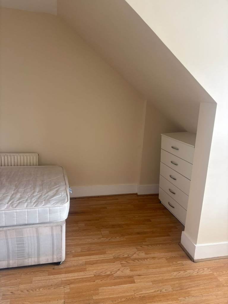Room Cromwell Road in Luton