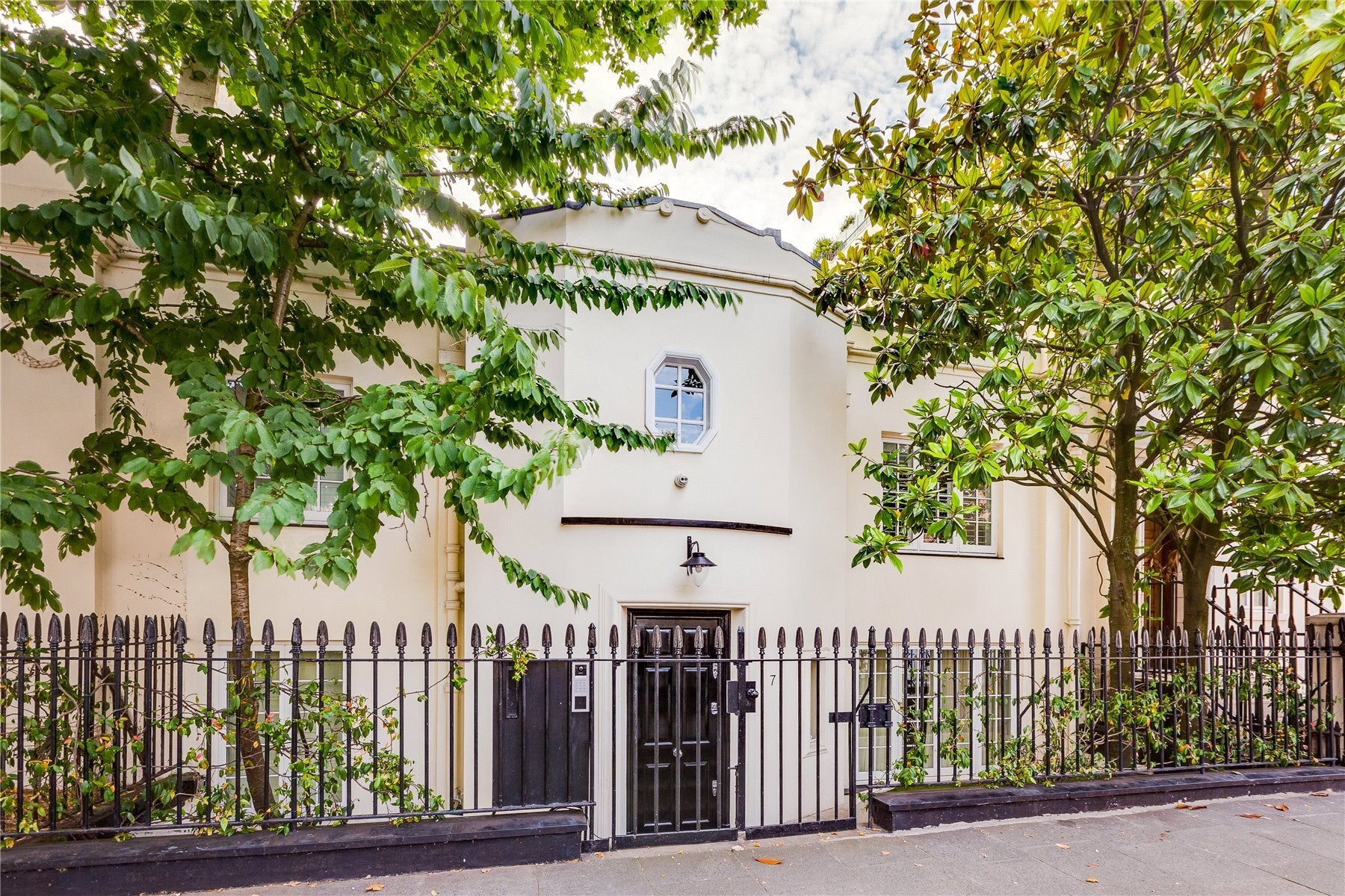 House Eaton Place in City of Westminster