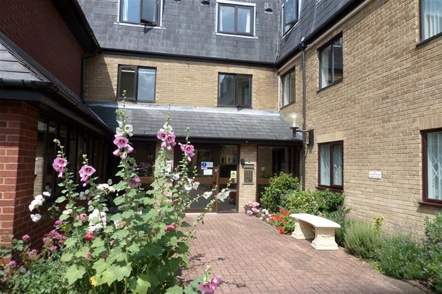 Flat Highworth Avenue in Cambridge