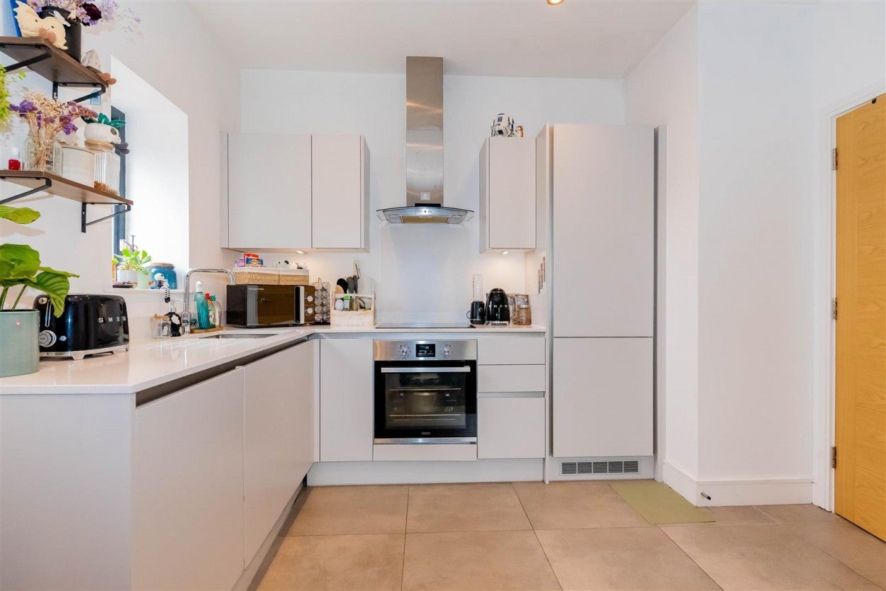 Flat Pembroke Broadway in Surrey Heath