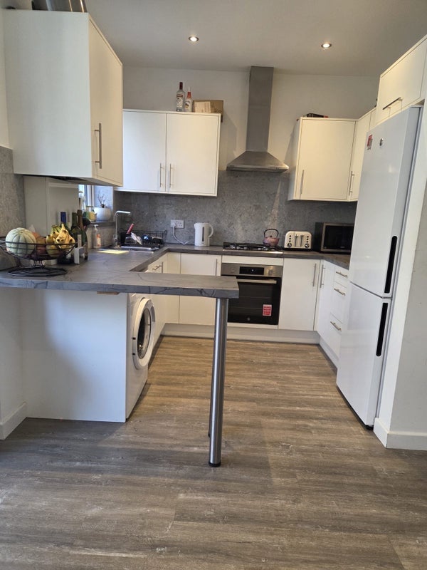 Room Abercairn Road in Greater London