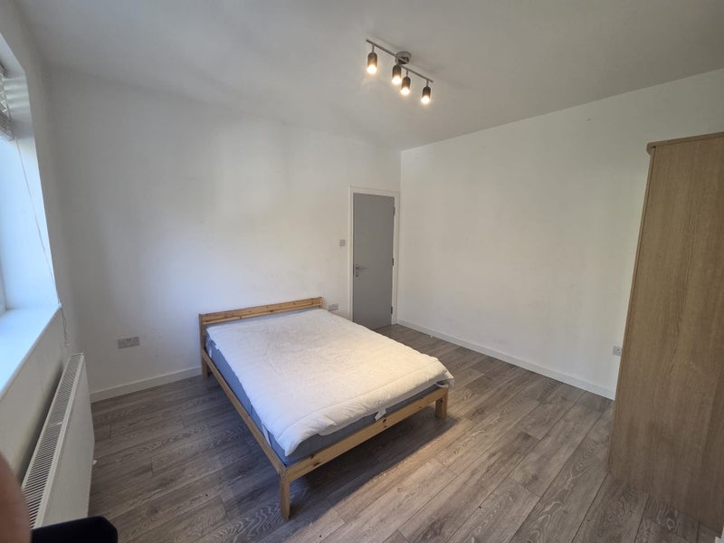 Room Abercairn Road in Greater London