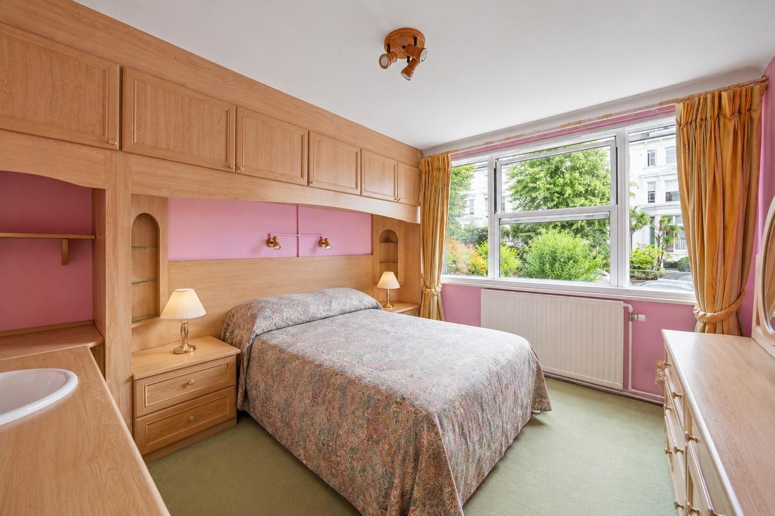 Flat Belsize Grove in Greater London