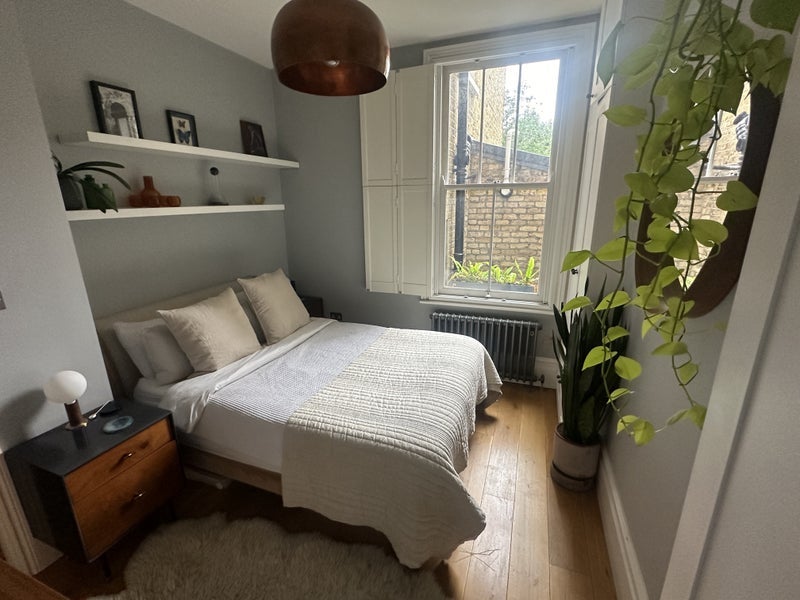 Flat Thornbury Road in Greater London