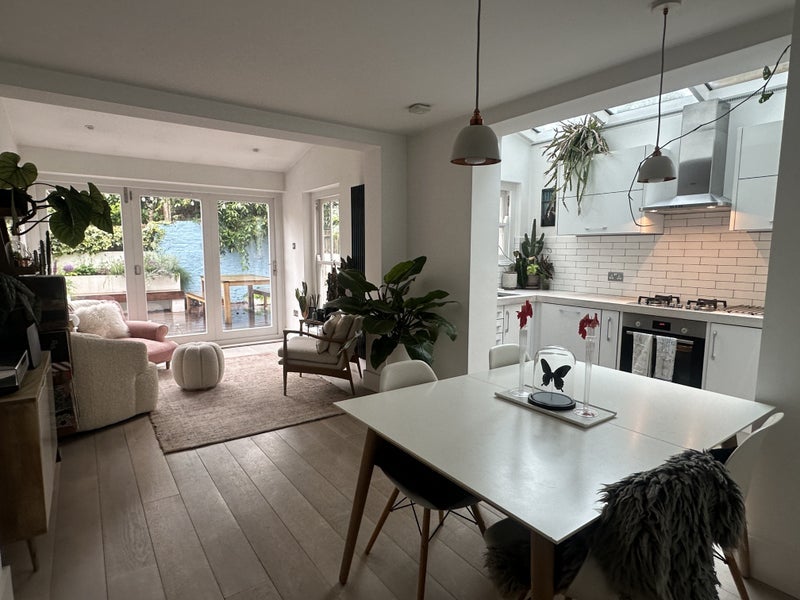 Flat Thornbury Road in Greater London