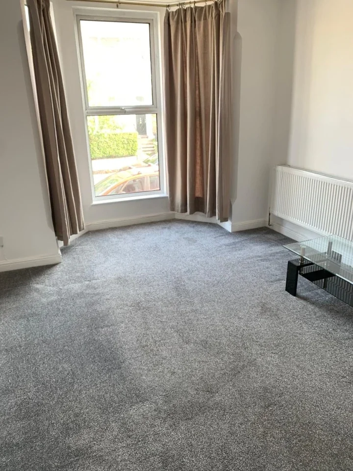 Flat Vicarage Road in Greater London