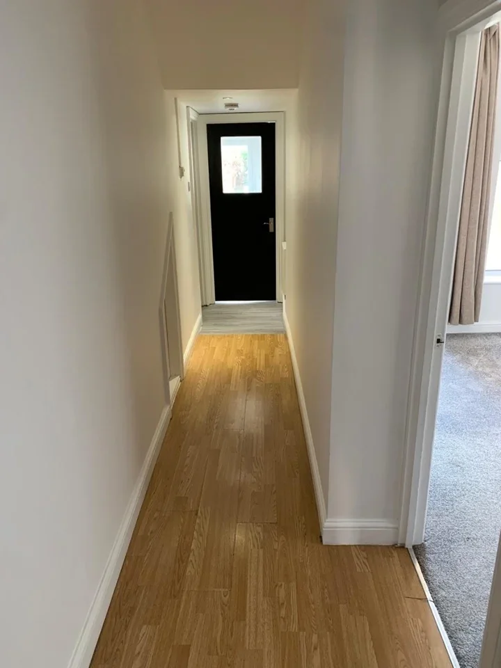 Flat Vicarage Road in Greater London