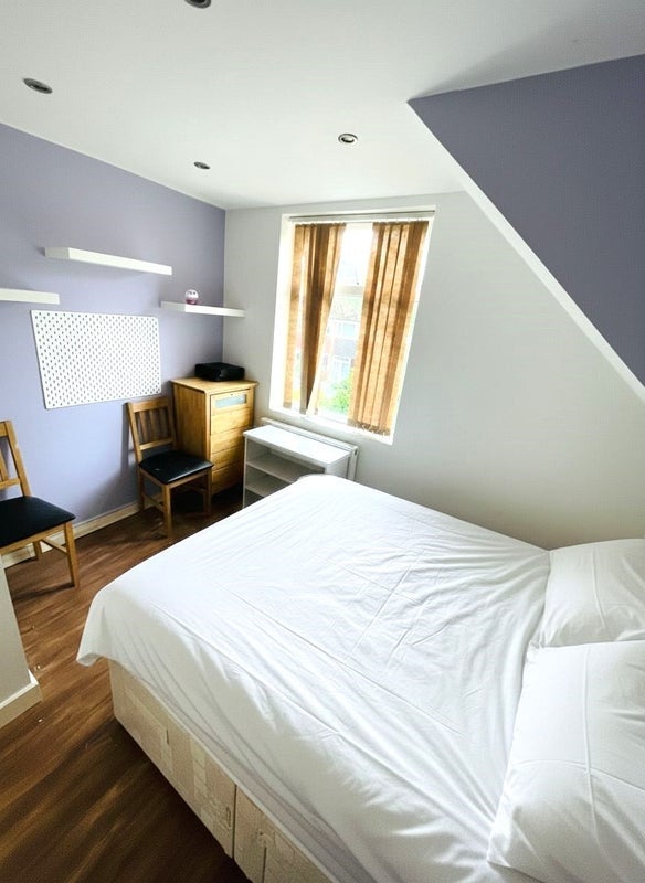 Flat Pinewood Road in Manchester