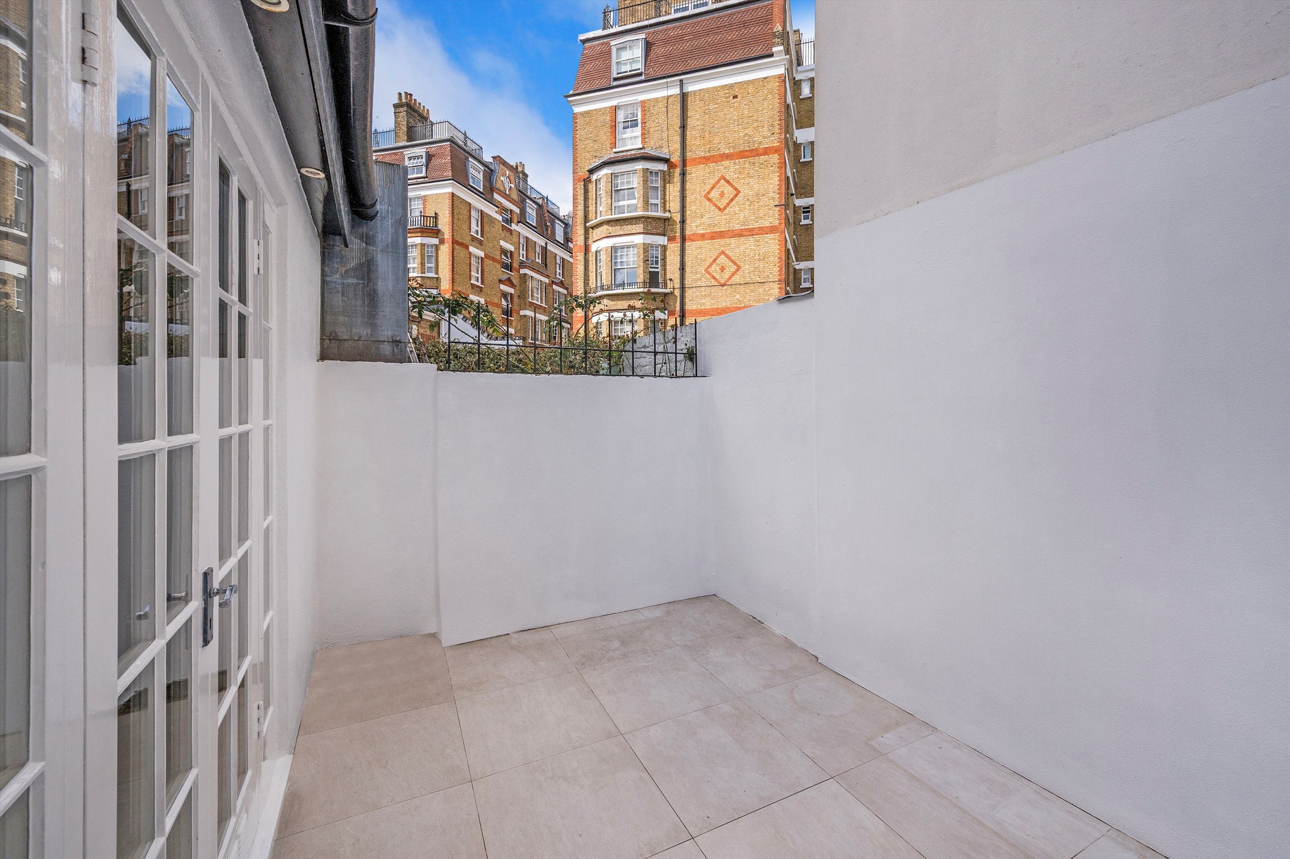 Flat Mossop Street in Greater London
