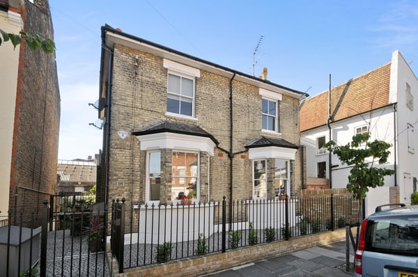 House Dorville Crescent in Greater London