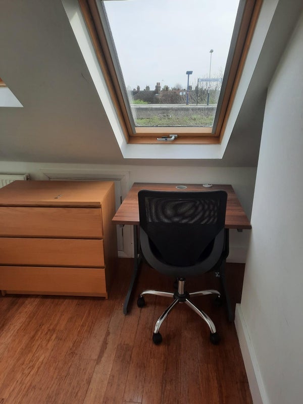 Room Chase Side Avenue in Greater London