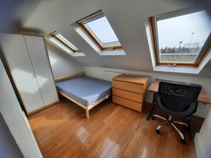 Room Chase Side Avenue in Greater London