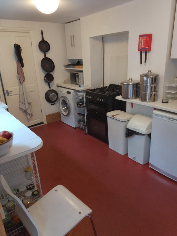 Room Robertson Street in Greater London