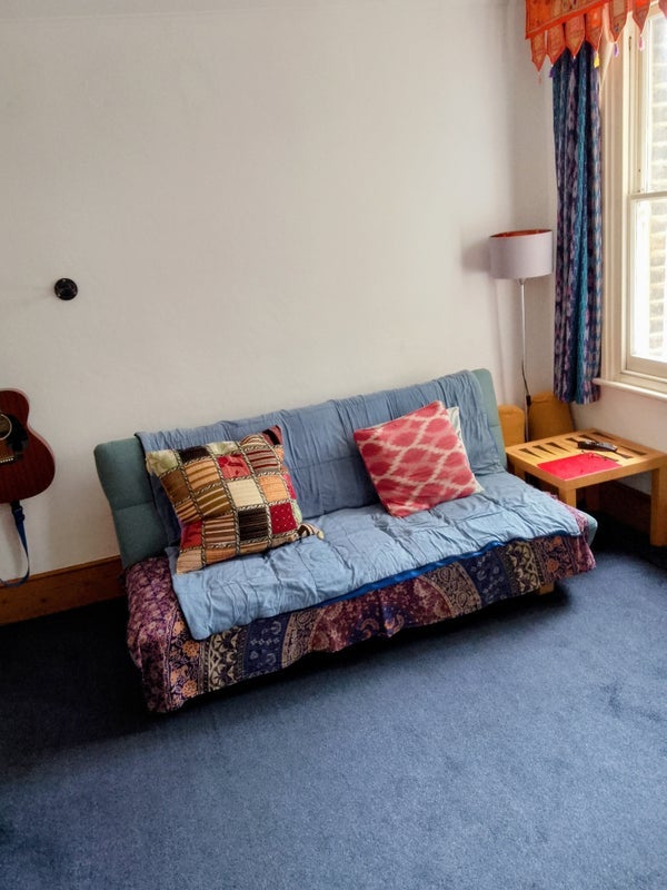 Room Robertson Street in Greater London