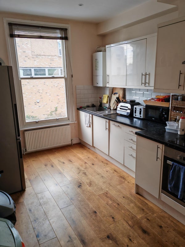 Room Garratt Lane in Greater London