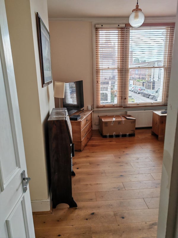 Room Garratt Lane in Greater London