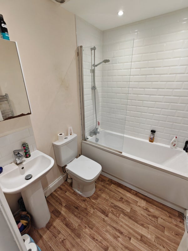 Room Garratt Lane in Greater London