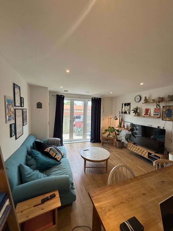 Flat Lomond Grove in Greater London