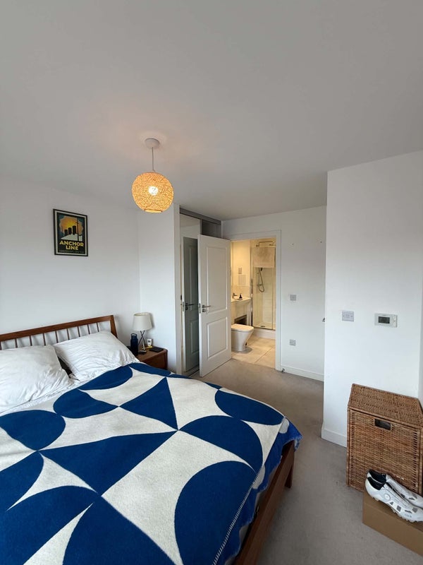 Flat Lomond Grove in Greater London