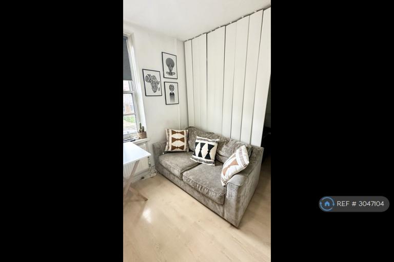 Flat Prince Henry Road in Greater London