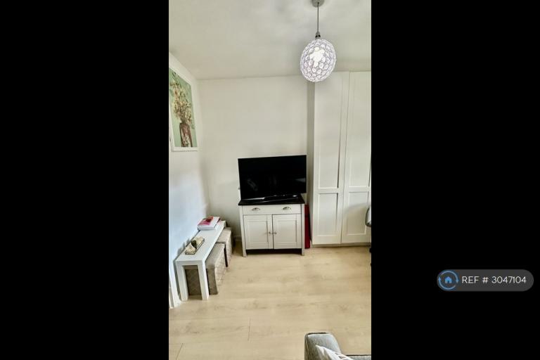 Flat Prince Henry Road in Greater London