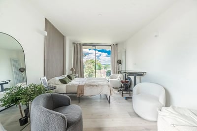 Flat Greenhill Way in Greater London