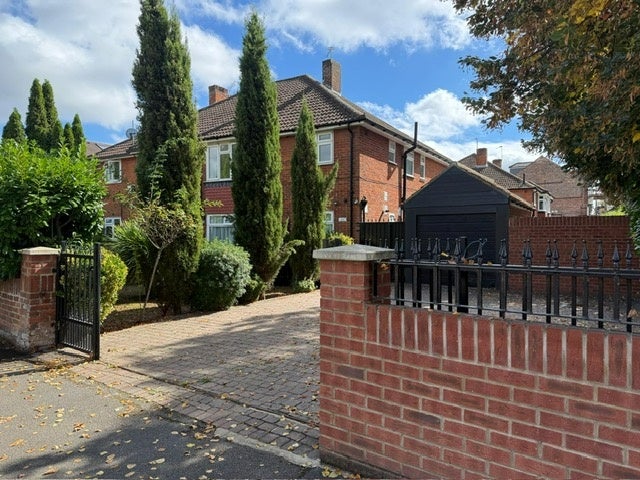 Flat Jersey Road in Greater London
