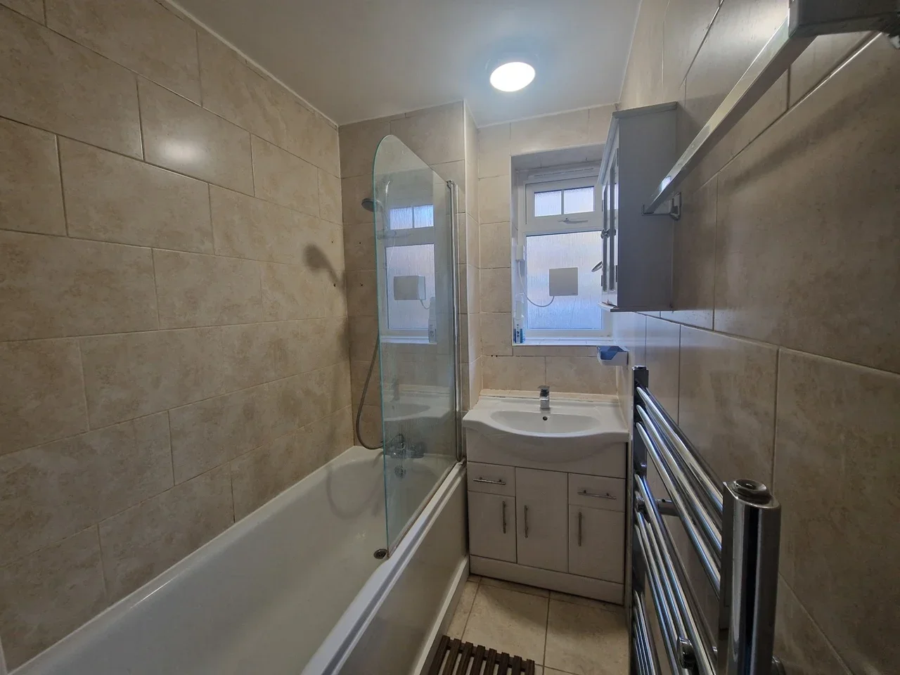 Flat Glebe Court in Greater London