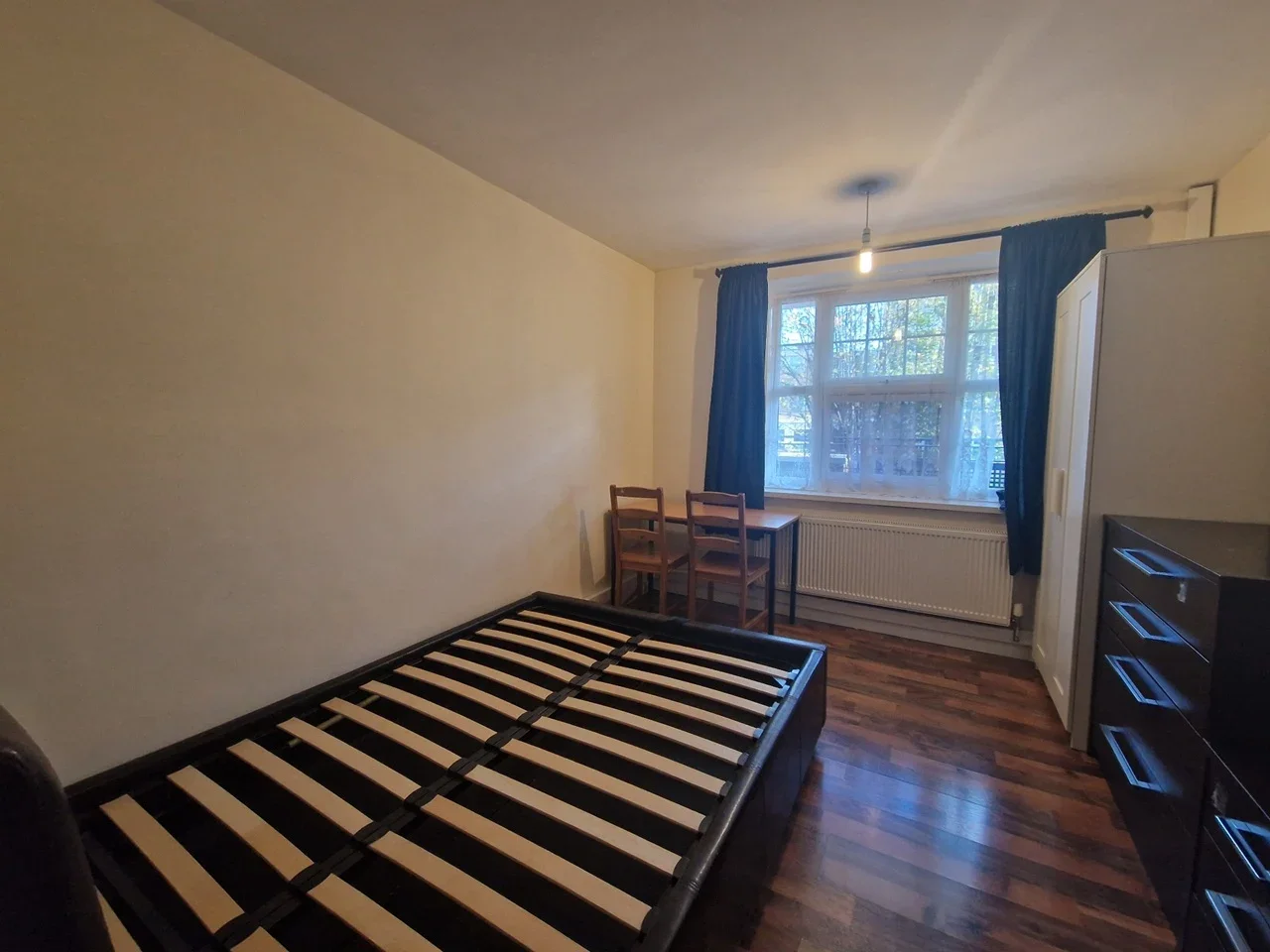 Flat Glebe Court in Greater London