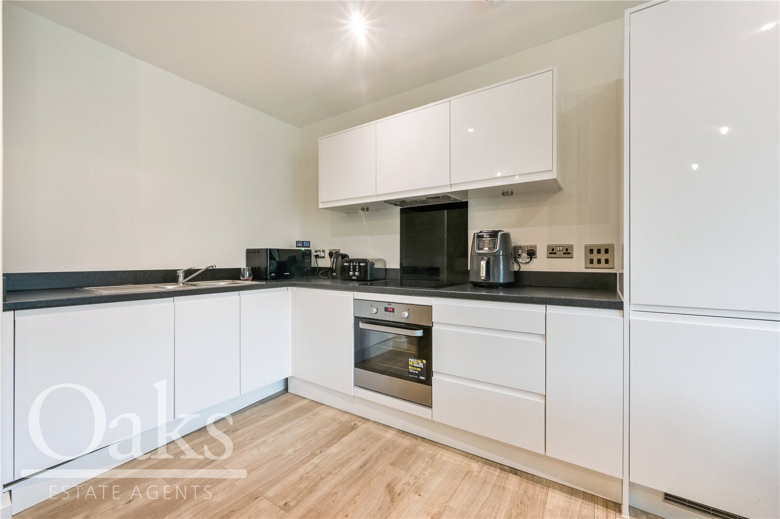 Flat Apple Yard in Greater London