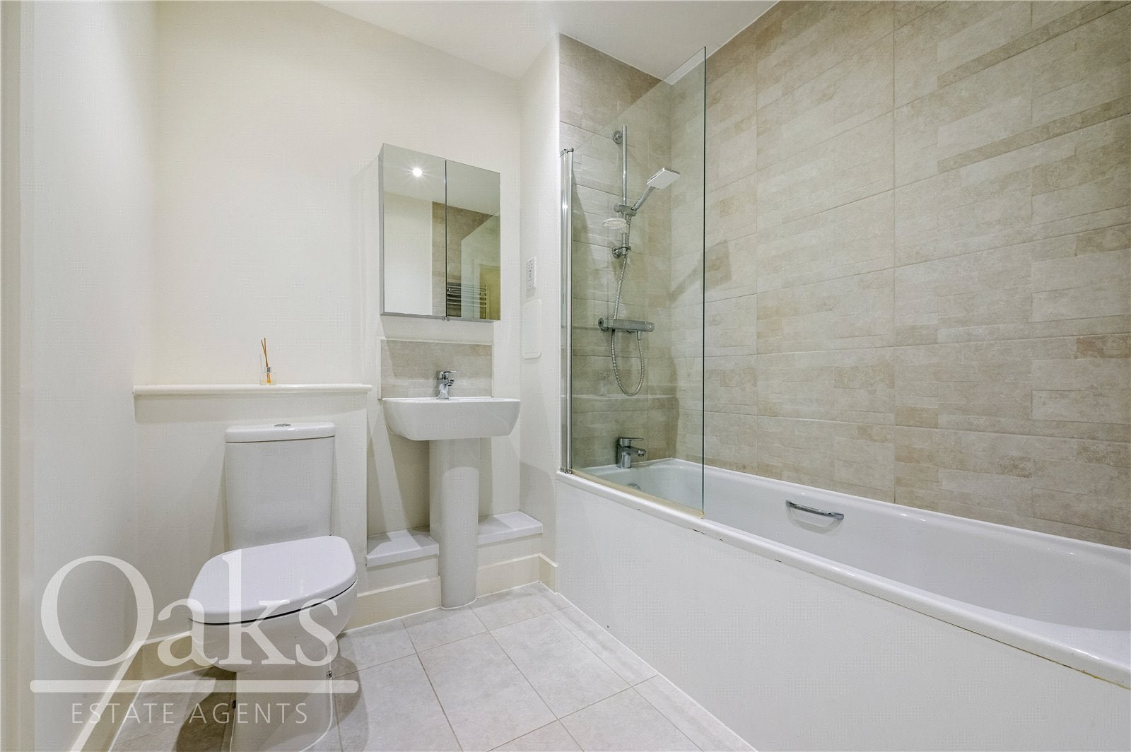 Flat Apple Yard in Greater London