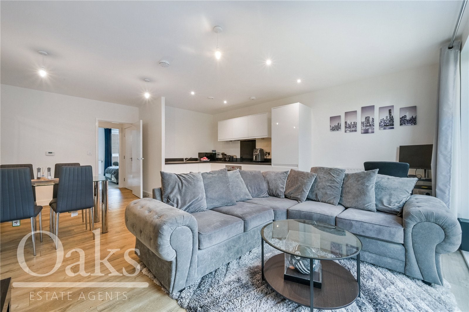 Flat Apple Yard in Greater London