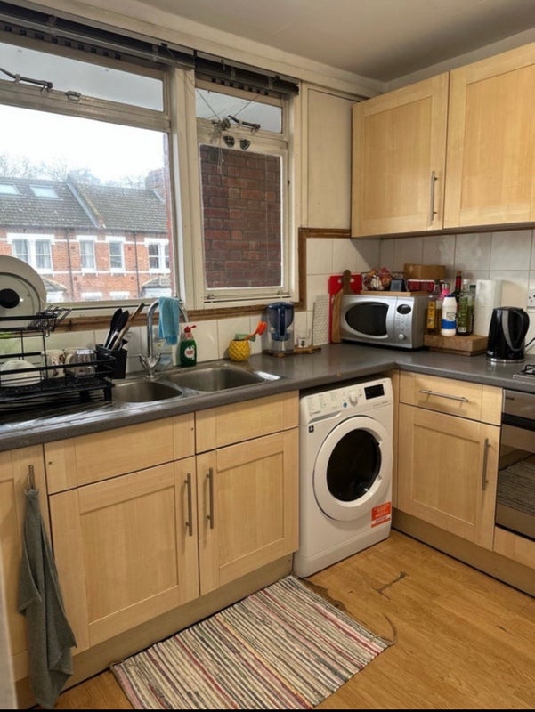 Flat Maskelyne Close in Greater London