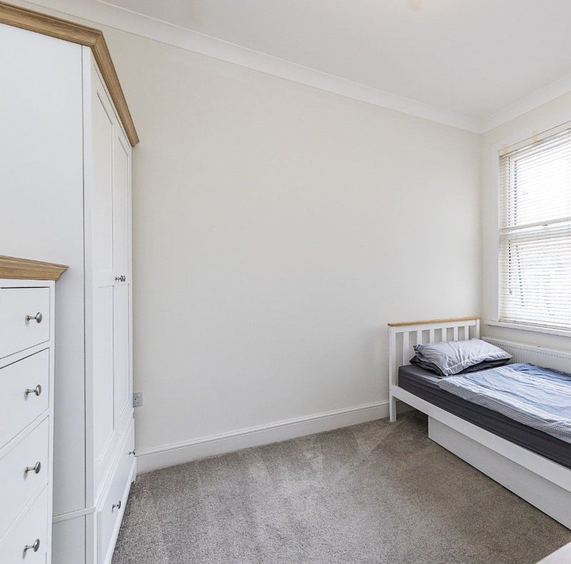 Room Shaftesbury Road in Greater London