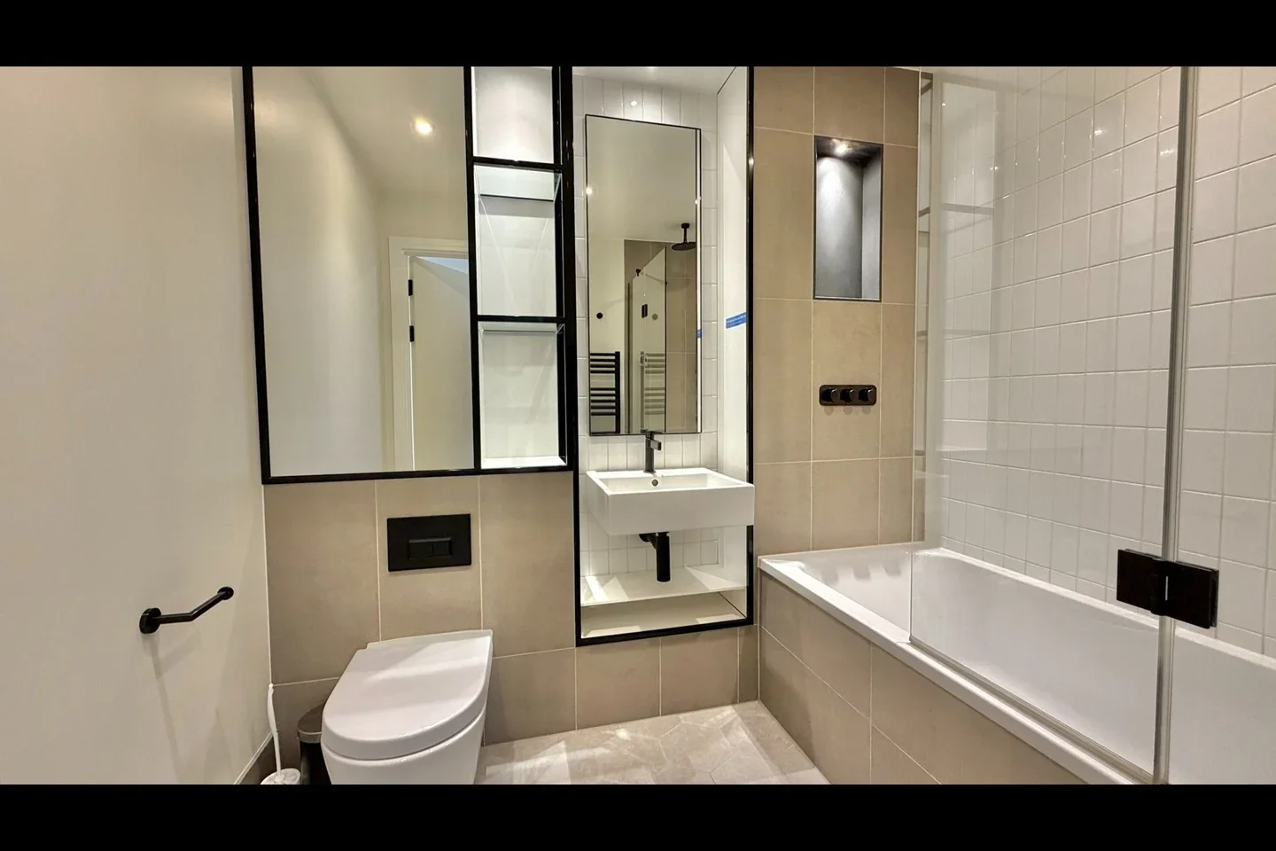 Flat Abbeydale Road in Greater London