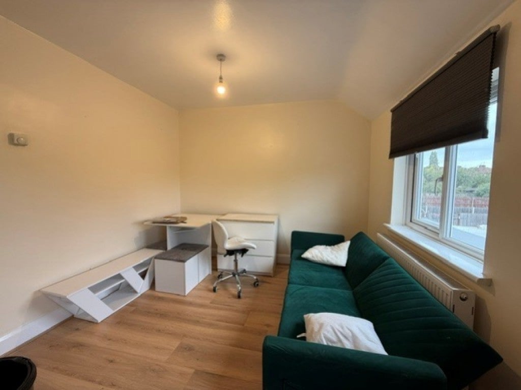 Flat Hampden Road in Greater London