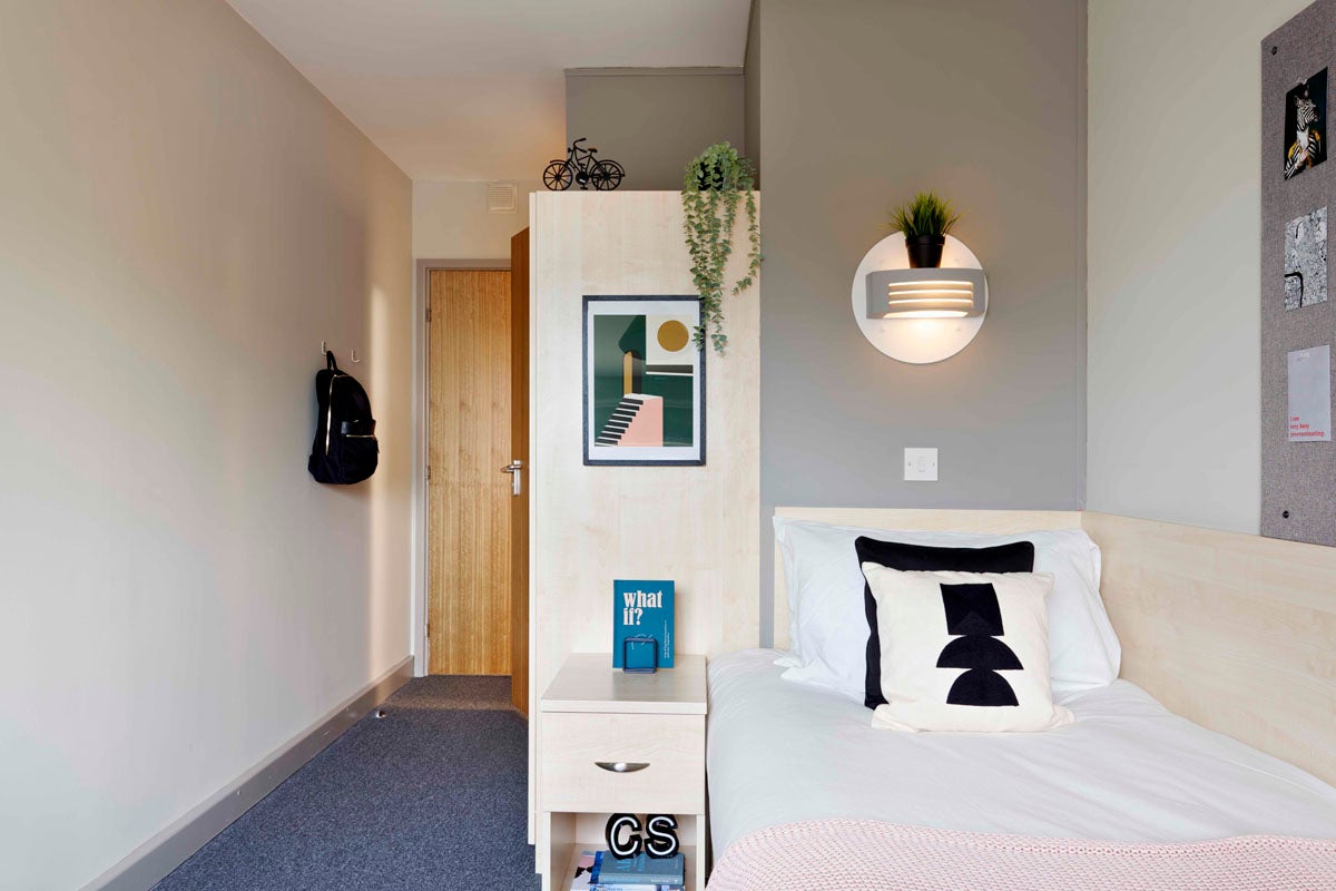 Room Alexandra Road in Plymouth