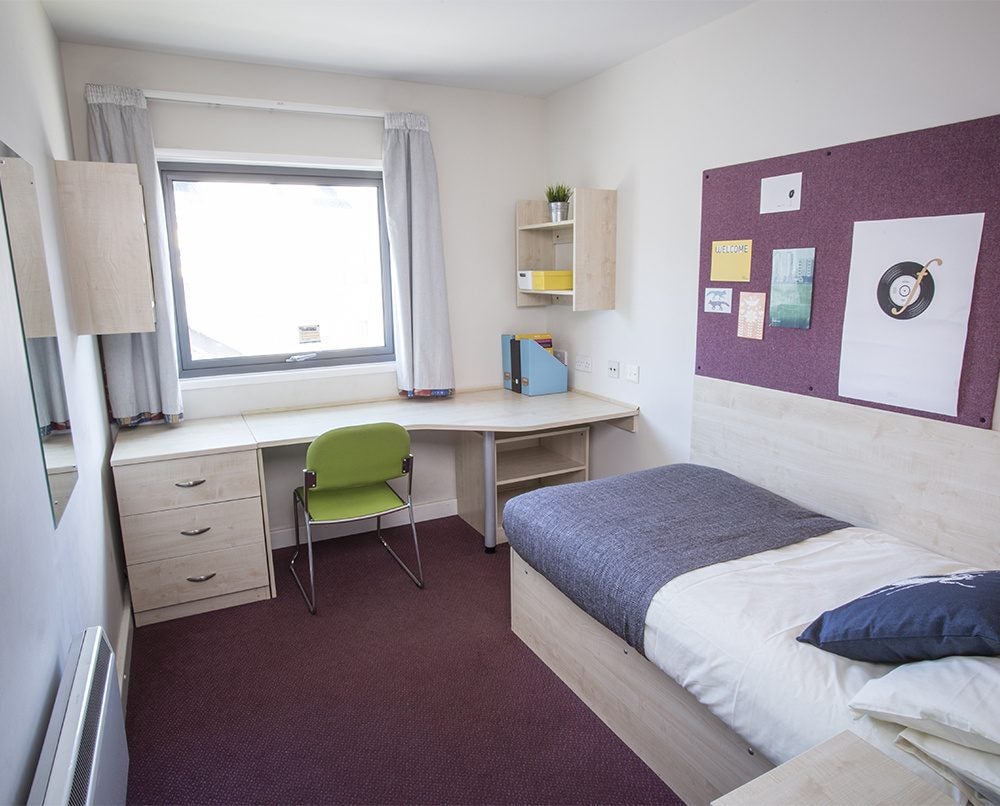 Room Alexandra Road in Plymouth