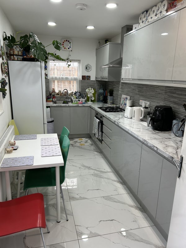 Room Tennyson Road in Greater London