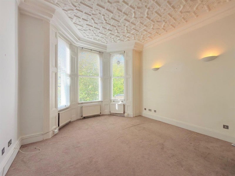 Flat Campden Hill Gardens in Greater London