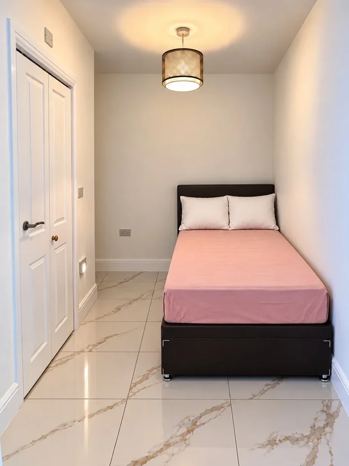 Room Armstrong Road in Luton