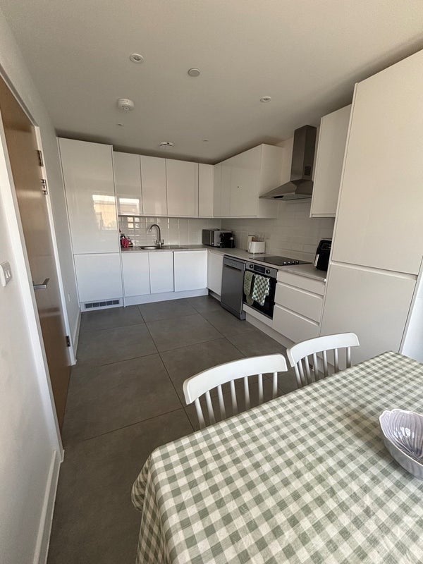 Room Baytree Road in Greater London