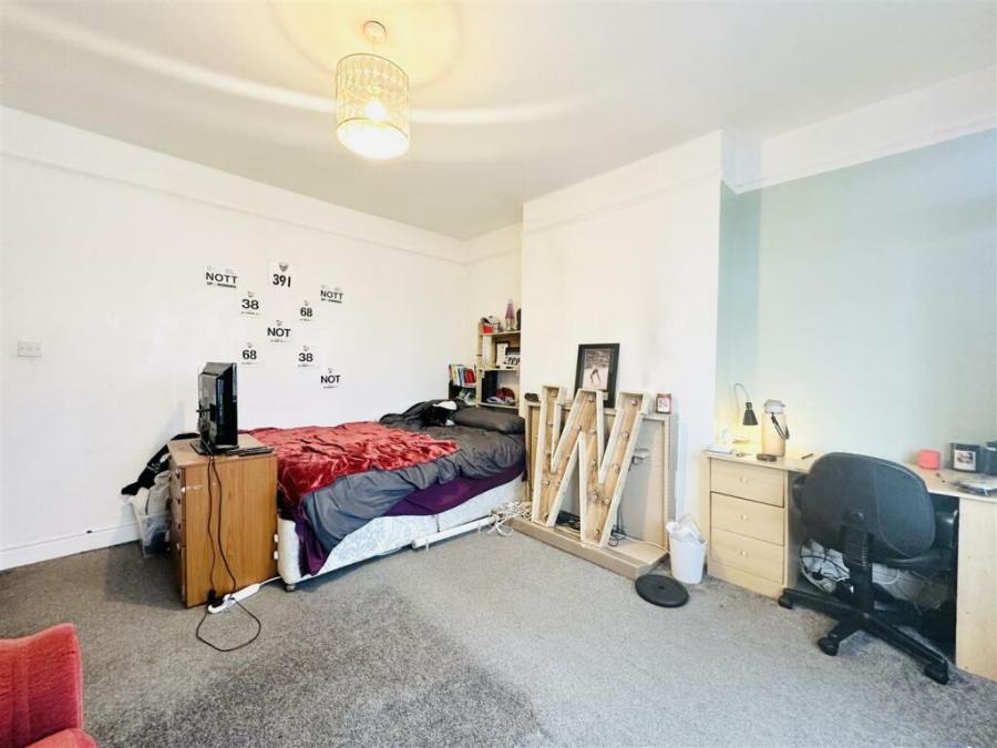 Room Harlaxton Drive in Nottingham