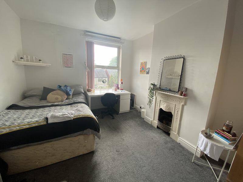 Room Harlaxton Drive in Nottingham
