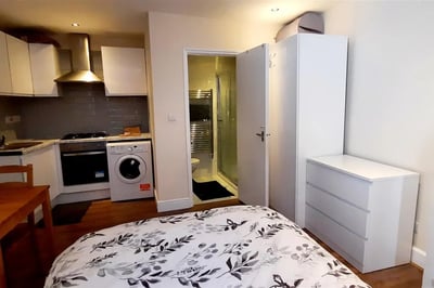 Flat Hetley Road in Greater London