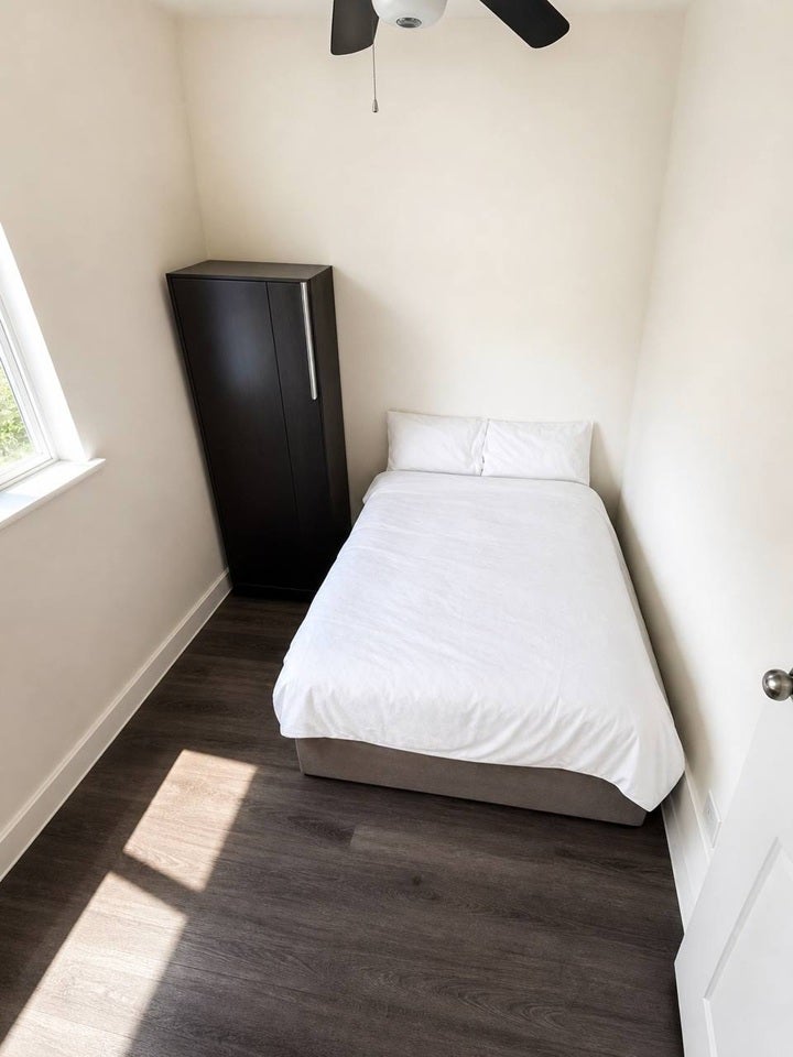 Room Leyburn Road in Greater London