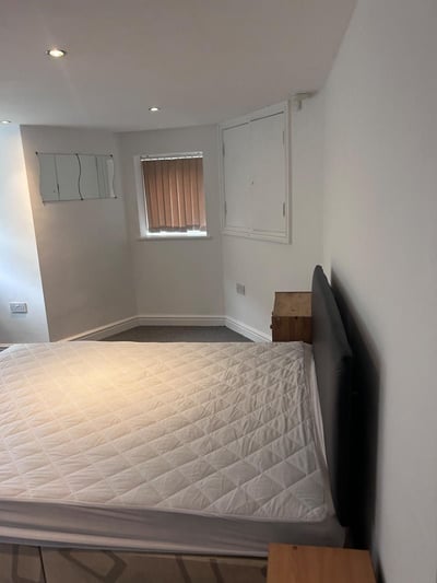 Flat Egerton Road in Greater London