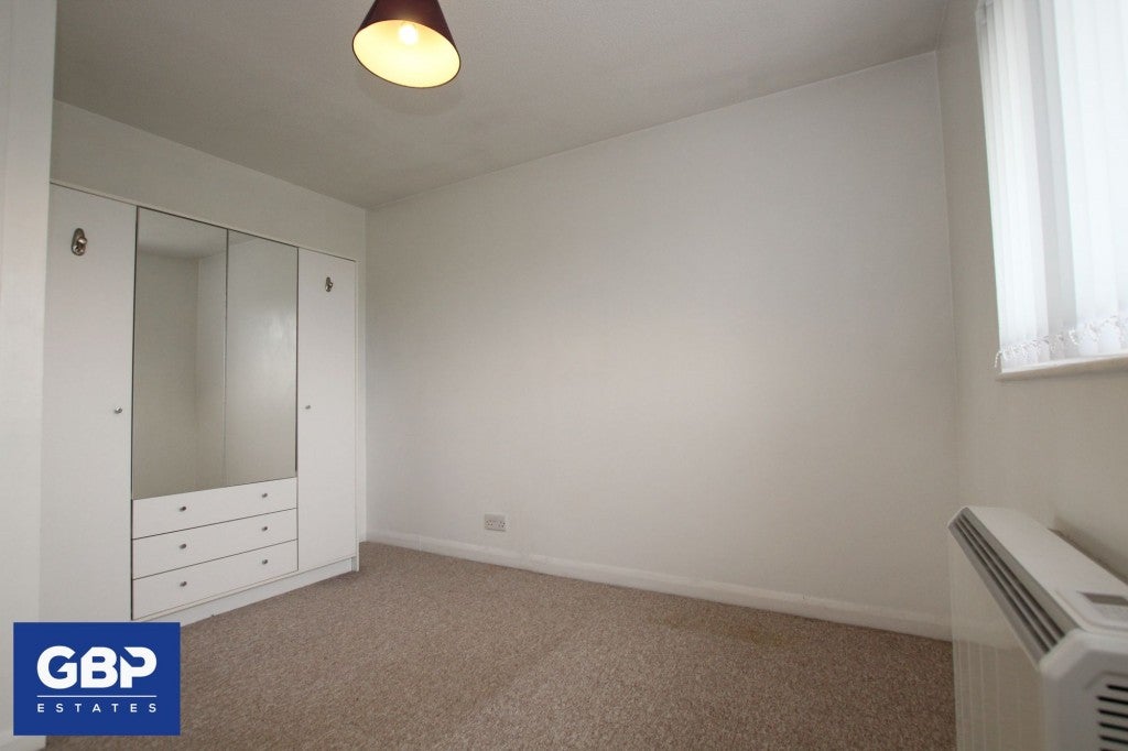Flat Juniper Way in Greater London